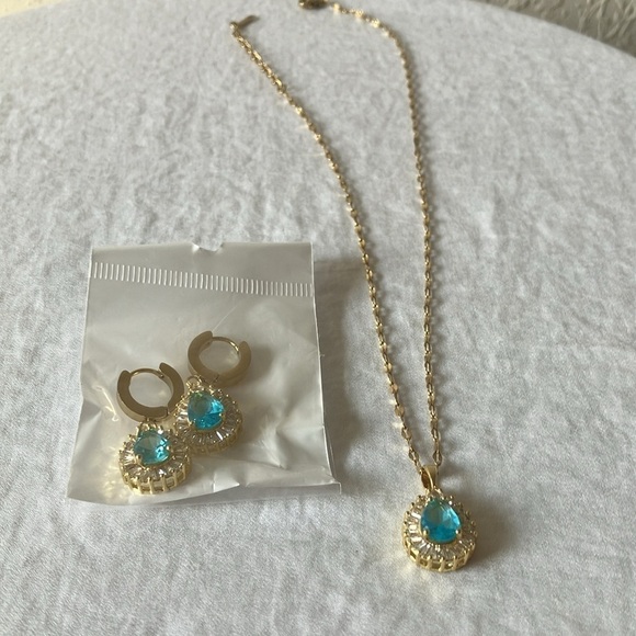 Unbranded: Ocean Blue Color with Rhinestones Fold Tone Necklace & Earrings - Picture 11 of 16